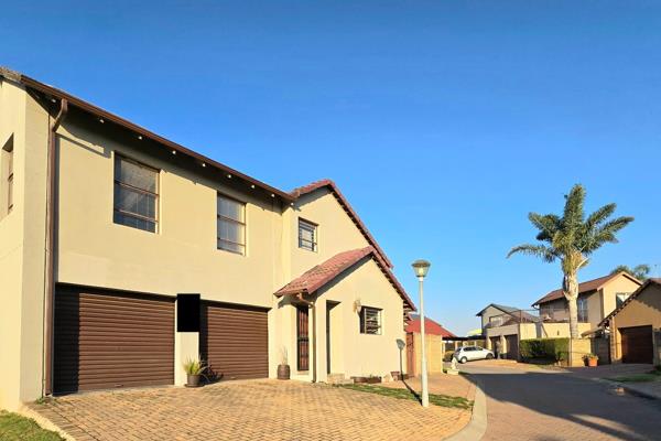 4 Bedroom, 3 Bathroom Double storey with en-suite

Estimate HOA R700pm

Estimate Rates R1300pm

Pre-paid electricity

Double ...