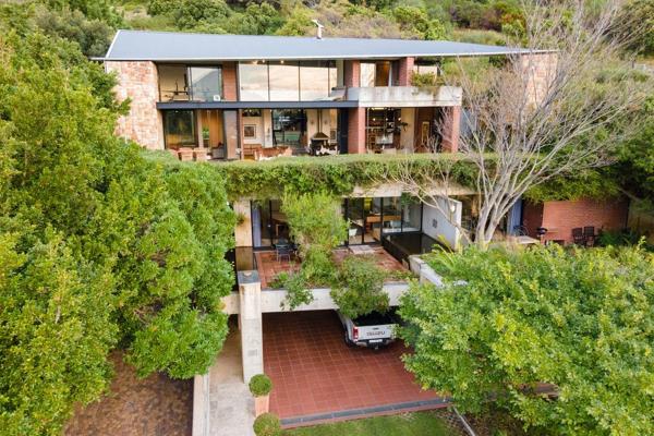 Snooze in luxury in Hout Bay  - click on the video to view this masterpiece!

Perched majestically on a hill overlooking Hout Bay, this ...