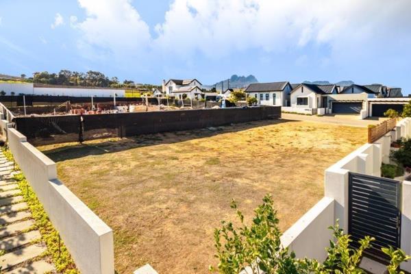 TEAM RAMOS – EXCLUSIVE SOLE MANDATE
This vacant stand is ideally situated in Sitari, offering stunning views of the Helderberg ...