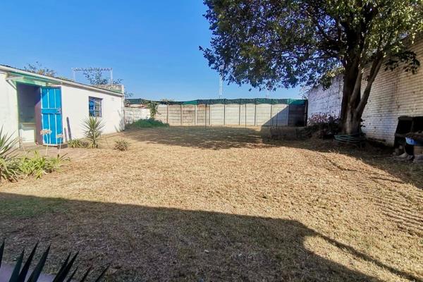 5 Bedroom House For Sale in Glenesk, Johannesburg 

Investment opportunity. 

BUYING POINTS:- 
* five bedroom house 
*One ...