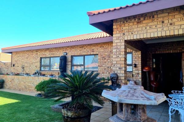 Modern and elegant.
This property is situated in one of the best areas of Kimberley.
There will be absolutely nothing to be ...