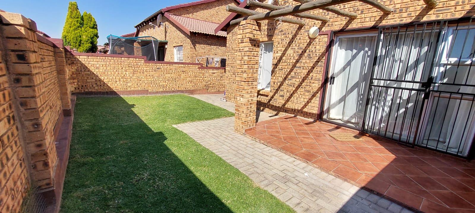 2 Bedroom Townhouse for sale in Honeypark 11 Collen Road P24114478730