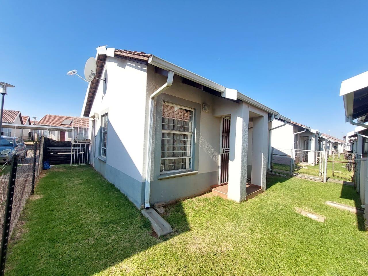 2 Bedroom Townhouse for sale in Randfontein Central - 40 Oasis Palms ...