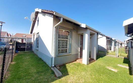 2 Bedroom Townhouse for sale in Randfontein Central