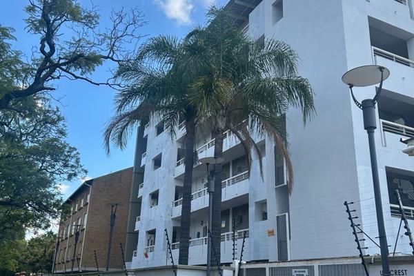 Just a walking distance from the University of Pretoria, this 2 bedroom unit is in a prime spot.

It is situated next to Hatfield ...