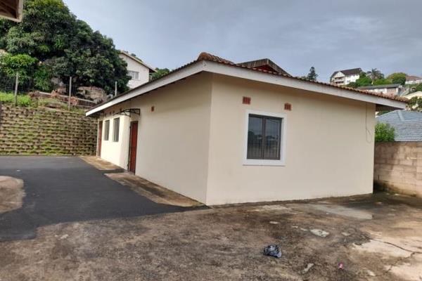 2 bedroom garden cottage with own entrance. Comprising 1 bathroom open plan lounge and kitchen. Affordably priced. Prepaid electricity ...