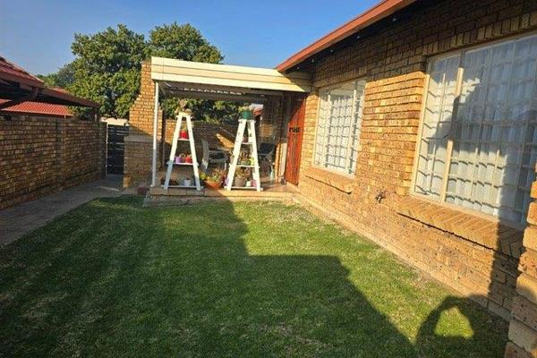 A nice home with 

2 bedrooms

1 full bathroom

separate dining room and lounge

patio with braai

single garage

single ...