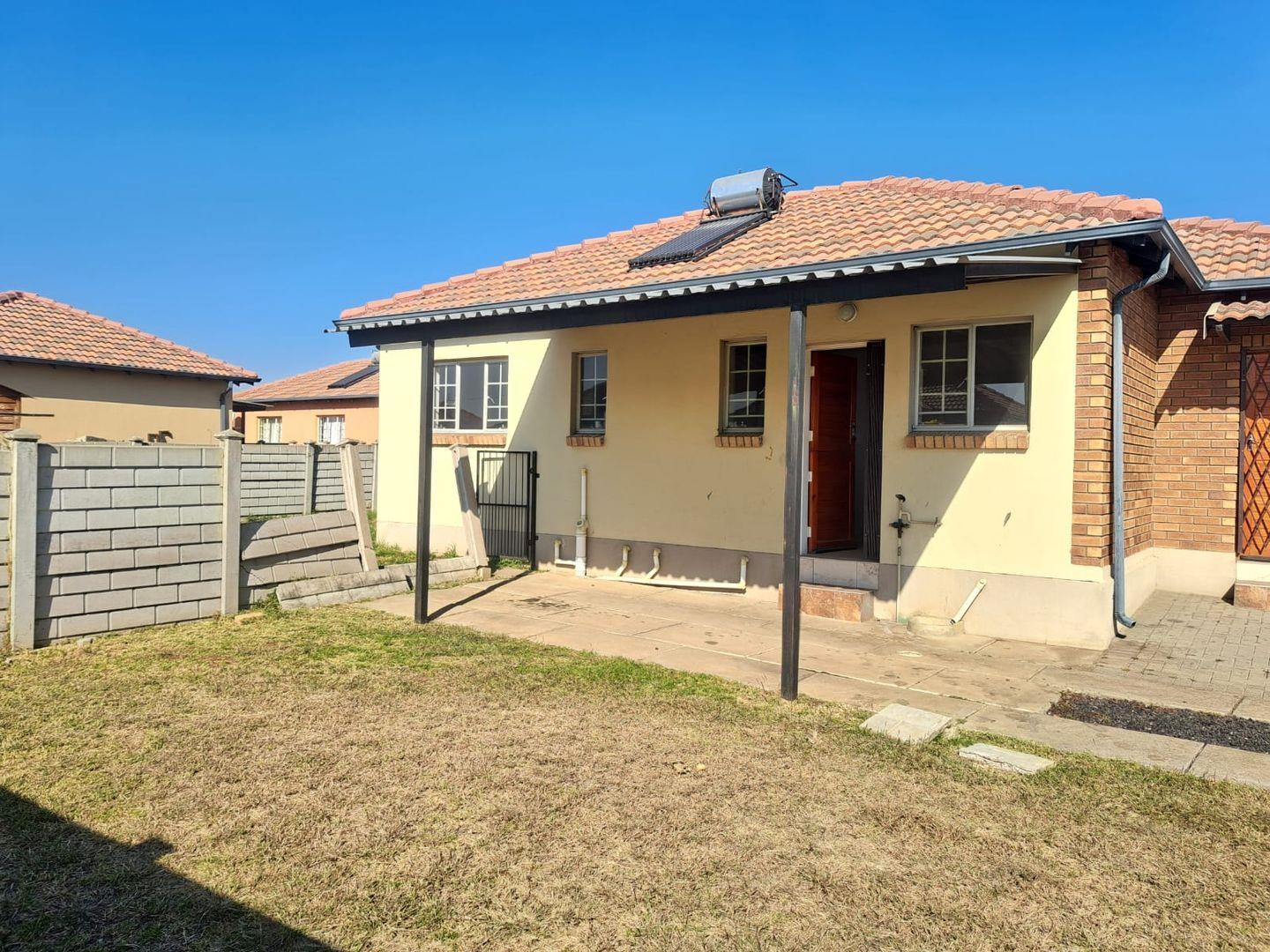 3 Bedroom Townhouse for sale in Waterval East - P24-114483092