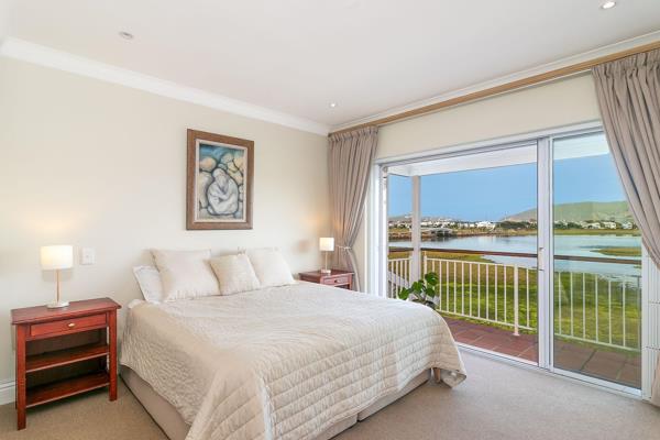 Imagine waking up to panoramic vistas of the lagoon, Knysna Heads, and yachts gliding by – all from the comfort of your home. This ...