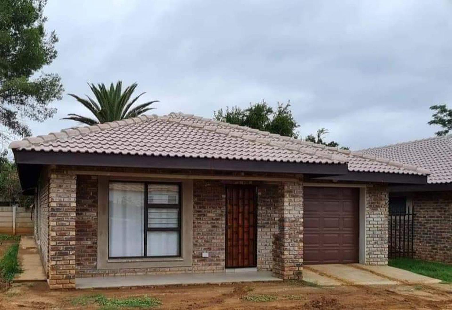 3 Bedroom House for sale in Zeerust - P24-114484639