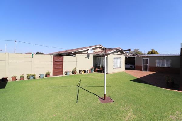 Neat and secured family home in Wright Park offers:

* 3 Sunny bedrooms with built in cupboards

* Study or potential 4th bedroom

* ...