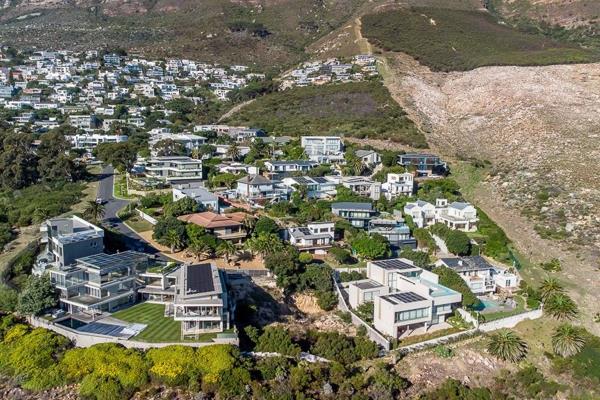 Discover a unique opportunity in the sought-after area of Camps Bay, nestled in a tranquil cul-de-sac. This charming, old-style Camps ...