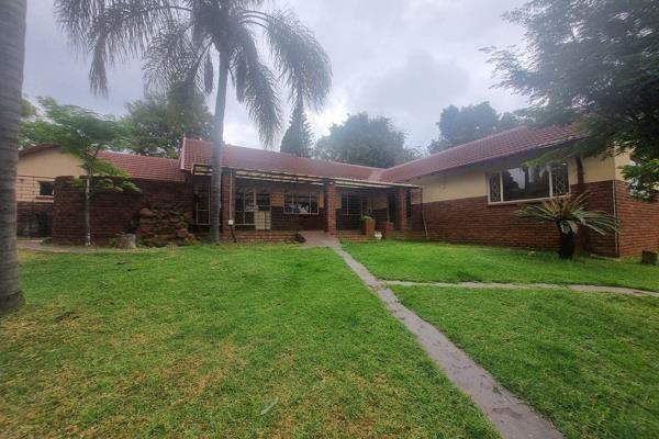 This property is ideal for the larger family and/or avid entertainers. It is situated around the corner from HS Garsfontein and ...