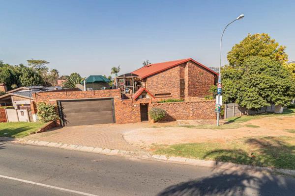 EXCLUSIVE MANDATE

Perfectly located on the corner of Albert and Haak-en-Steek Street, this expansive home offers a versatile living ...