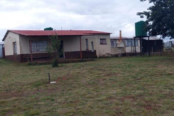 This 2.1-hectare plot in Vleikop, Randfontein offers a comfortable living space with a variety of features. The main house includes 2 ...