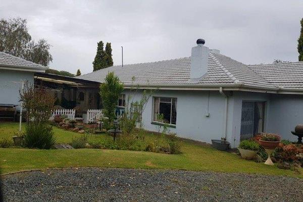 Extremely neat 4-bedroom house with 3 Bathrooms, 2 en-suite 
Kitchen fitted with built-in cupboards and a large  grocery ...