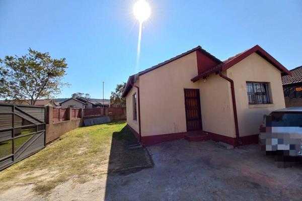 Spacious 2-bedroom 1 bathroom house for sale in Elandspoort

Immaculate and Spacious 2 Bedroom, 1 Bathroom house for sale in ...