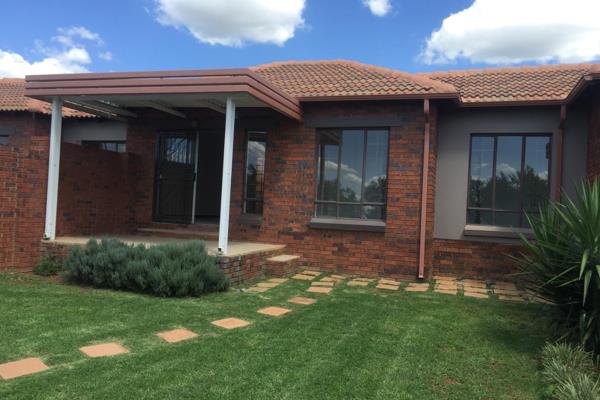 Beautiful 2 Bedroom Townhouse to let in Mooikloof Ridge
This stunning 2 bedroom townhouse in Mooikloof Ridge, is ideal for a single ...