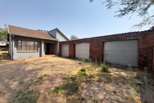 Charming 2-bedroom house in Pretoria North with kitchen, dining area, lounge, 3 garages, outside cottage with a bathroom, and a ...