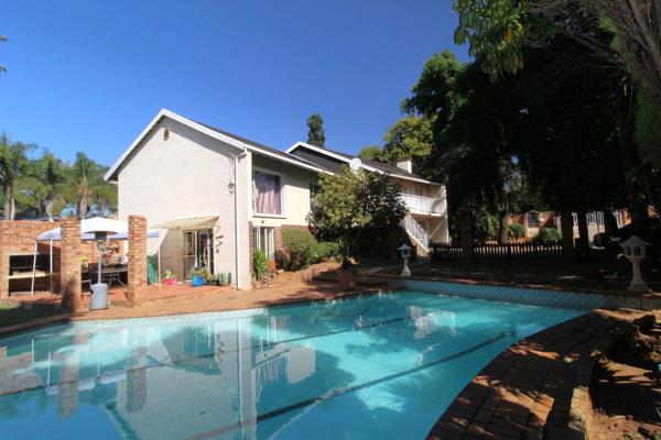 This double-Storey home offers high visibility from Malibongwe Drive.
Key ...