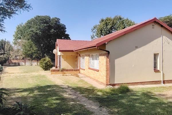 This property is situated in the heart of Northmead and has great potential with a very large garden with plenty parking space and ...