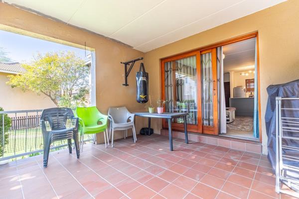 Presenting a captivating 2 bedroom garden apartment situated in the sought-after area of ...