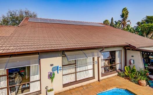 5 Bedroom House for sale in Van Riebeeck Park