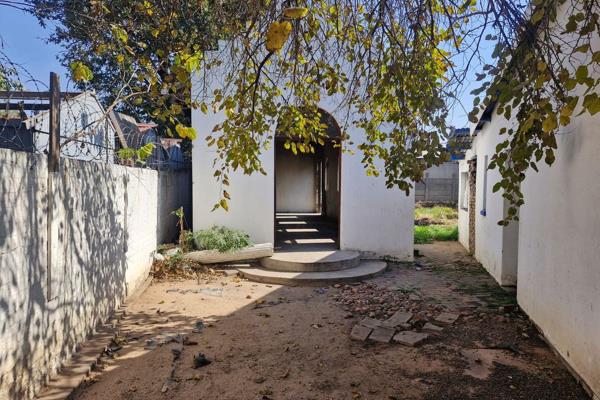 This property is located on one of Witbank&#39;s notable streets. This street is well-known as it&#39;s lined with various businesses ...