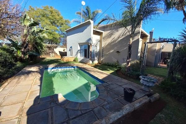 This Prime Property in Culemborg Park features:
Three Bedrooms with BICs &amp; carpet flooring, Two Bathrooms, 1st offering Bath ...