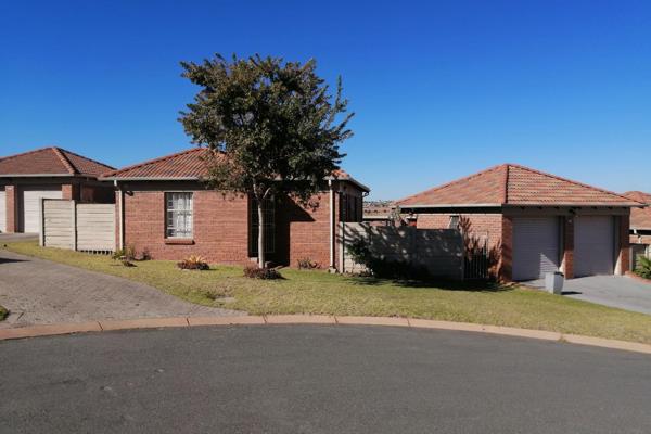 This 3-bedroom house is situated on a cul-de-sac in the walled 24/7 secured Thatch Hill Security Estate.  It has an open plan living ...