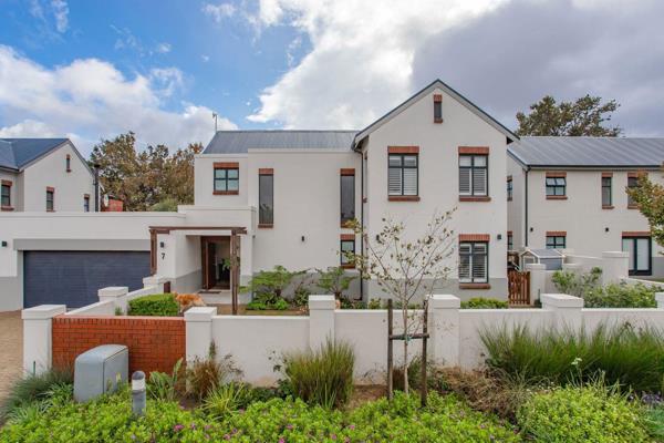 This stylish and private family home is perfectly positioned in Kleine Parys Estate 1. Neutral yet modern this north facing home offers ...