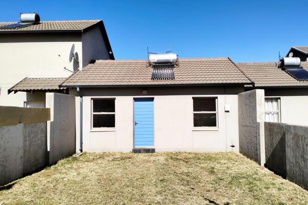 Ideal starter home in security complex in Selcourt
2 Bedrooms with cupboards but no doors
Bathroom with bath, basin and toilet
Tiled ...