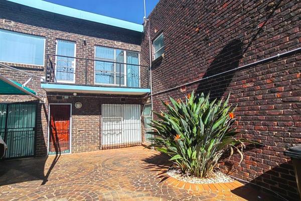 Modern facebrick duplex situated in a well maintained complex offering 4 spacious bedrooms with built in cupboards, 3 bathrooms ...