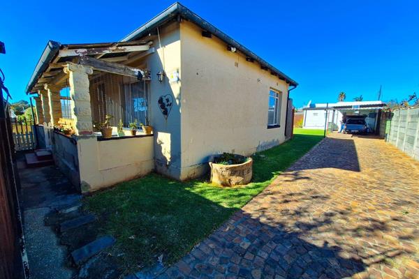 This neat property has the following on offer:
- Two bedrooms (BIC)
- One bathroom ...