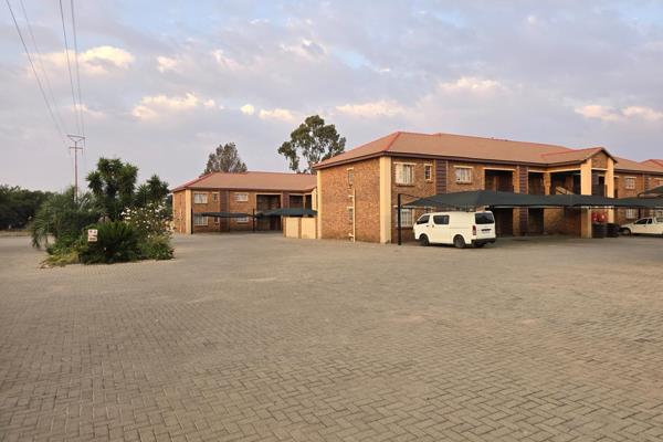 Here is a neat and cozy ground floor apartment at Outeniqua Village in Modder East, Springs. The complex is well maintained, secured ...