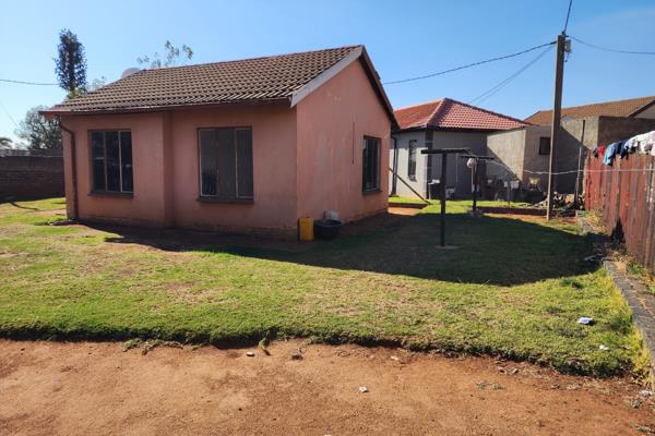 Two bedroom house for sale at Ebony Park

This property offers: 
2 bedrooms,
Dining room,
Kitchen,
Lounge.
The property sits on ...