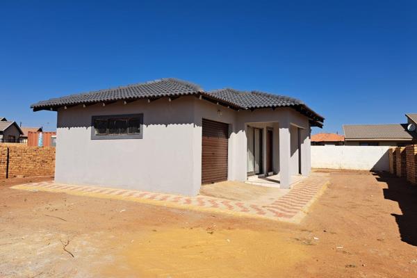 Built on a stand of 448m&#178; is a 3 Bedroom and 2 Bathroom house with a single garage.
Prepaid Electricity.
1m paving around ...