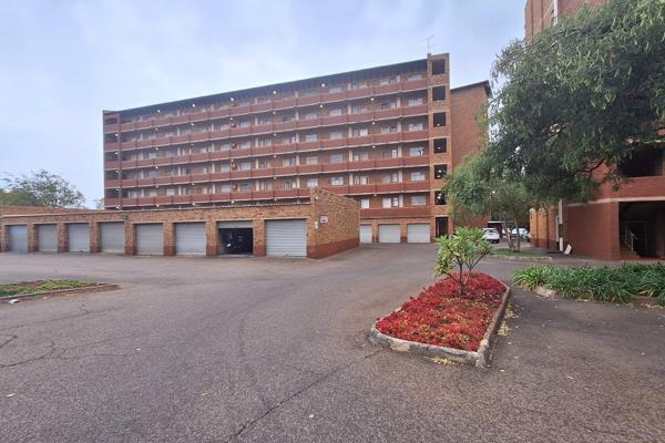 This 2-bedroom, 1-bathroom flat Located on the 4th floor is situated in the heart of Zwartkop, Gauteng. The property boasts an ...