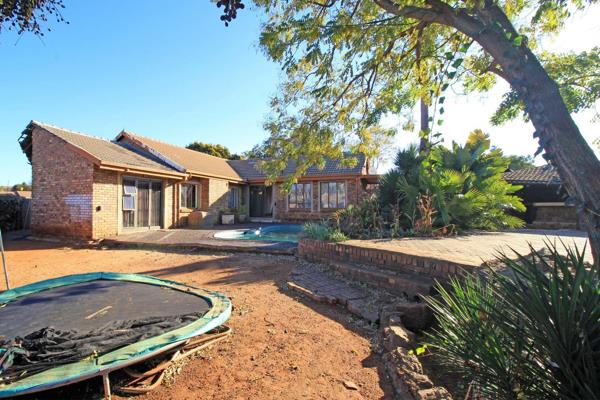 Sole mandate!  

A beautiful family house in Heuweloord that has a 4 Bedrooms and 2 Bathroom the master Bedroom with a shower. 

The ...