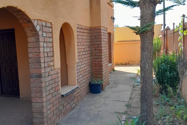 The House Consists of:

-2 Bedrooms (not fitted) 
-Lounge
-Dining area 
-Kitchen ...