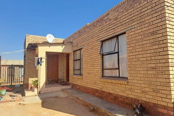 This yard has the benefit of 2 spacious houses.
The property is close to schools, Home Affairs and shops.
The one house has 2 ...