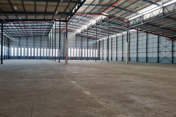 A grade offices &amp; ablutions
18m to Apex
Full sprinkler system
10 x docking bays
1 x dock leveler
1 x on grade access
Approx. ...