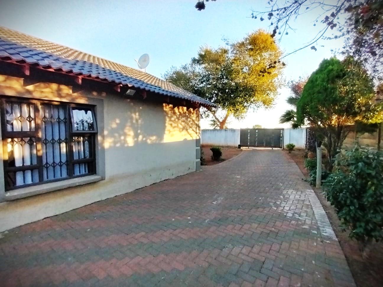 3 Bedroom House for sale in Meyerton Park - P24-114508664