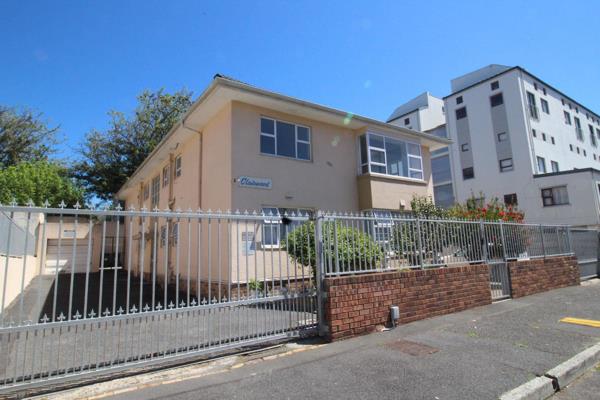 Clairwood is a small block of 4 apartments situated in Twilley Street just off Rosmead Avenue in Kenilworth.

This is an older block ...