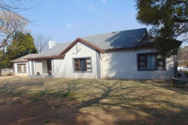 Newly renovated  bed house in Rembrandt Park. The house has a modern styled kitchen with built-in cupboards, a center table that has a ...