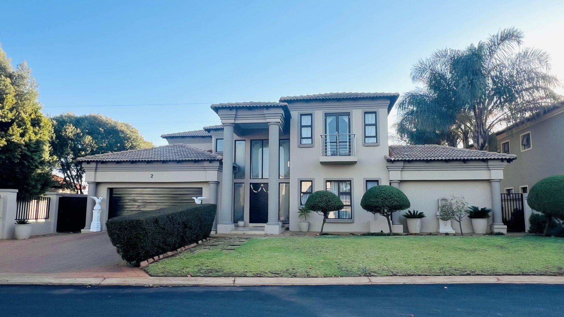 4 Bedroom House for sale in Midfield Estate P24114511242