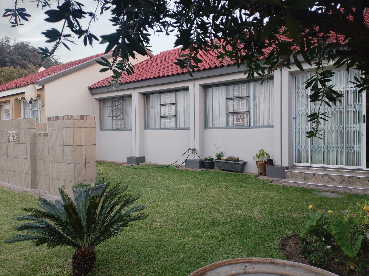 3 Bedroom Townhouse for sale in Sasolburg Central - P24-114511561