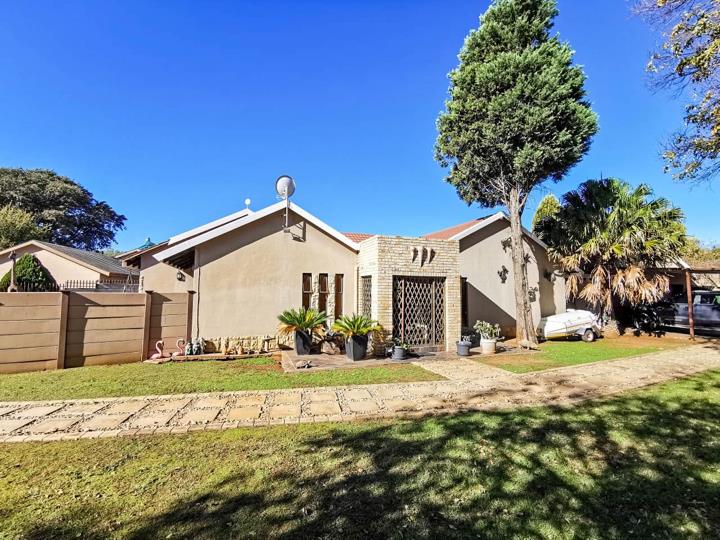 5 Bedroom House for sale in Stilfontein Ext 4 - P24-114512493