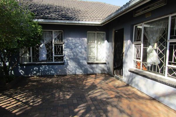 This 252sqm property is located in Riverlea. It consists of 3-bedrooms, a Living room ...