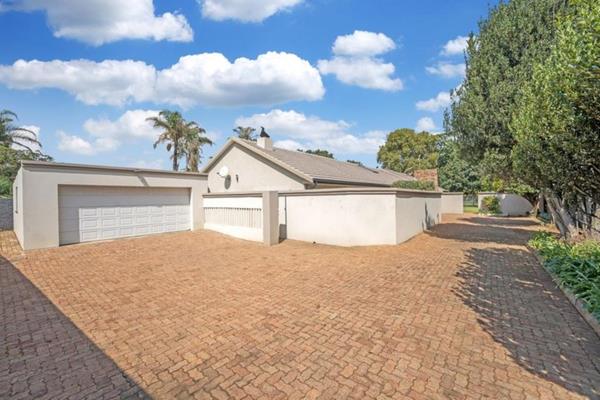 Discover this stunning 3-bedroom, 3-bathroom home in Boksburg West, offering both luxury ...